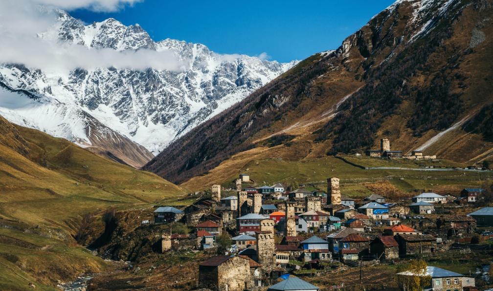 bortnikau -  istock -  Tours en pierres à Ushguli, Haute Svanetie, Georgie - Géants de glace de Svanétie - 5