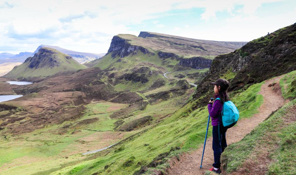 Sumpao - Adobe Stock - Jeune randonneuse dans les montagnes d'Écosse. - Les routes enchantées d'Ecosse - 7