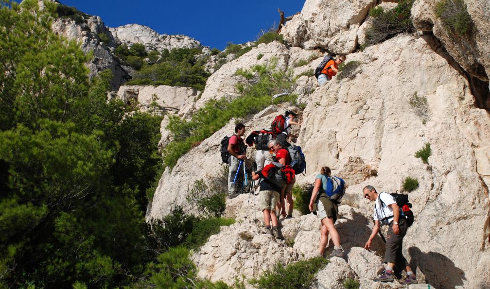 Randonneurs sur des rochers, calanques de Cassis, M3Q9, Provence. - Traversées et sommets des Calanques - 2