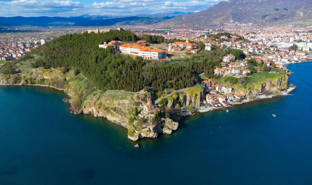 Malezan - Slavcho - Unsplash - Vue aérienne de la ville d'Orhid, Macédoine - La trilogie des Balkans - 7