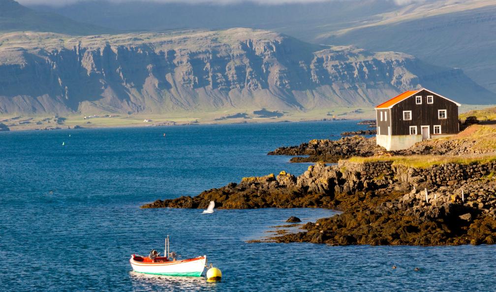 Oakenhelm - Doin  - Adobe Stock - Village de pêcheurs, Djupivogur, Islande - Le tour du pays de feu - 11