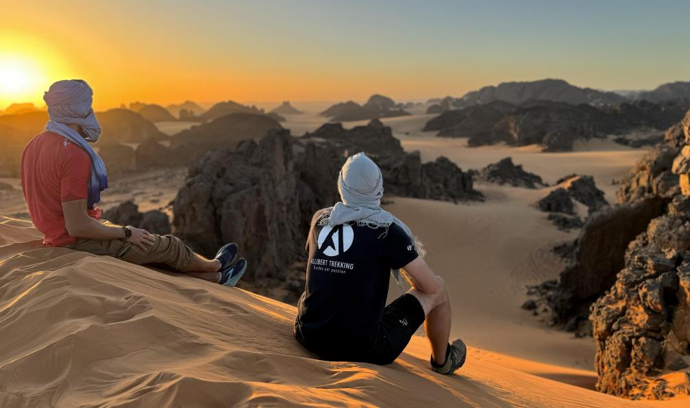 Bréan - Alexandre - Randonneurs admirant le coucher de soleil à l'Erg de Tisras, Algérie - Sables et canyons des Ajjers - 8