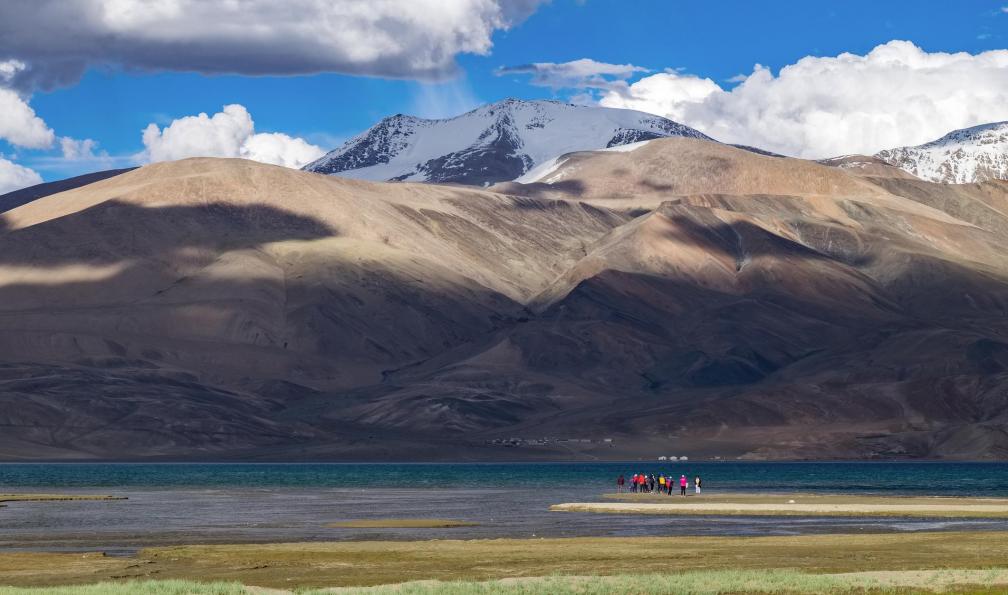 Puripatl -  istock -  Randonneurs devant le lac Tso Moriri au Ladakh, Inde - Grand trek ladakhi, de l'Indus au Tso Moriri - 1