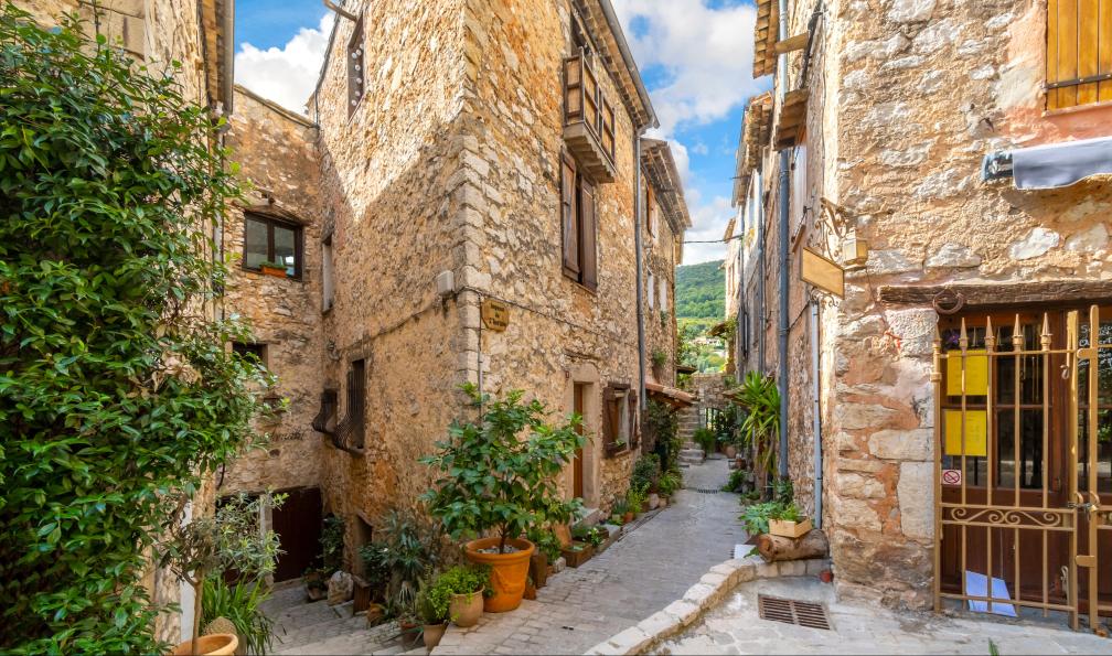 Fisher - Kirk  - Adobe stock - Rue du village médiéval de Tourrettes sur Loup dans le sud de la France - Côte d'Azur, itinérance des cimes à la mer - 5