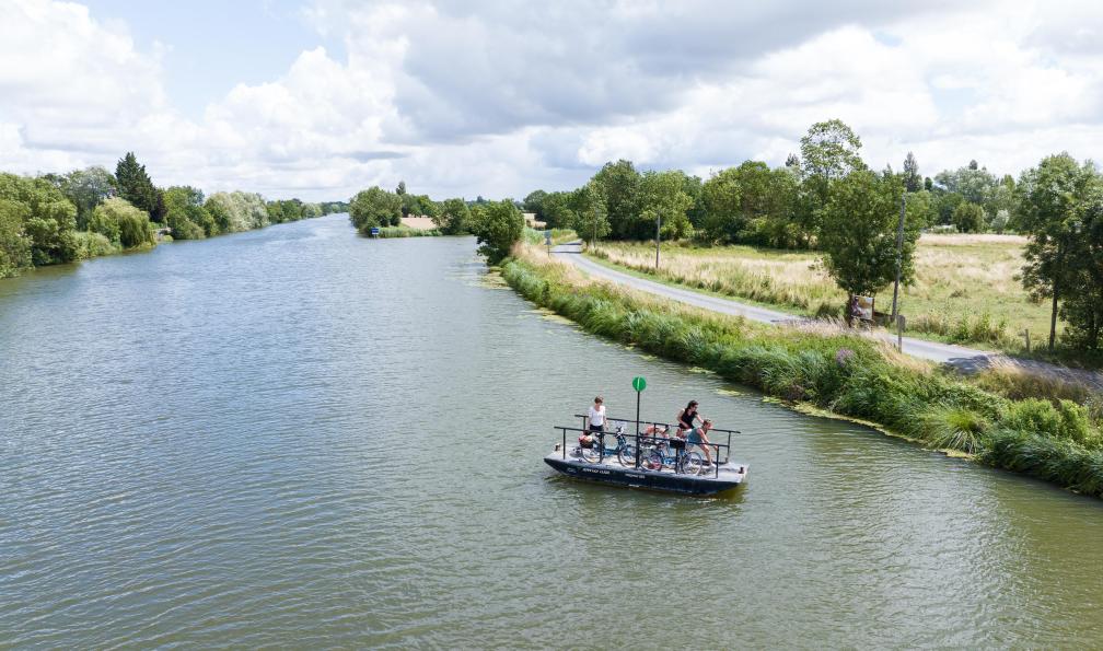 InstapadesStudio - Anjou tourisme - Canal près de Damvix, Vendée, France - La Vélo Francette en famille à vélo - 7