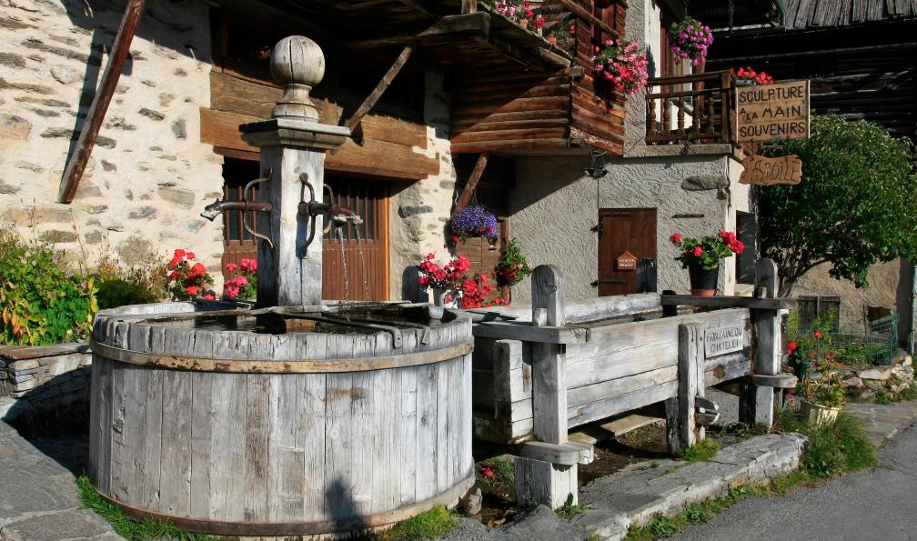 Jean-Mi - Adobe stock - Fontaine dans le village de St-Véran, Queyras, Alpes, France - Le tour du Queyras classique en 6 jours - 3