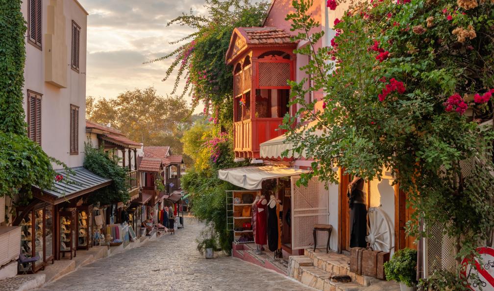 Mazur Travel - Adobe Stock - Belle rue dans la vieille ville de Kas avec des boutiques au coucher du soleil, Turquie - Sentiers des dieux et criques turquoises - 10