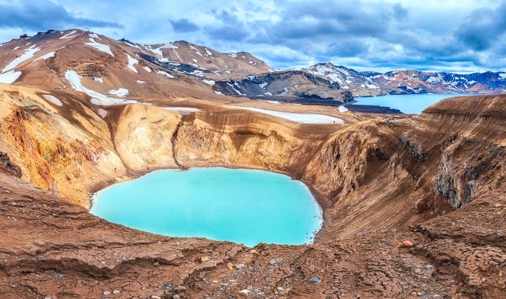 larauhryn - Adobe stock - Lac géothermique du cratère Viti et lac Oskjuvatn dans la caldeira d'Askja, hauts plateaux d'Islande - La piste des volcans - 1