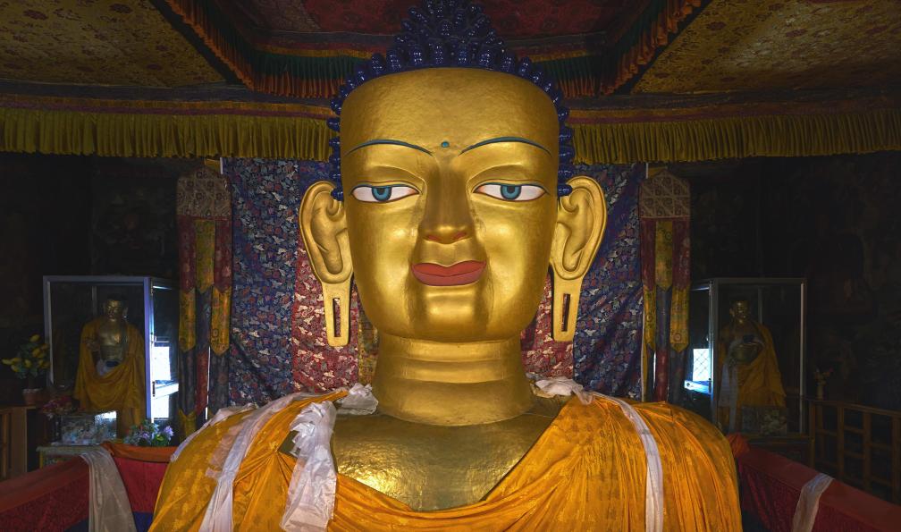 vladimirzhoga - Adobe stock - Statue du Bouddha Sakyamuni dans le monastère de Shey, Ladakh, Inde - Chemins du Ladakh: Du Zanskar aux lacs d'altitude - 4