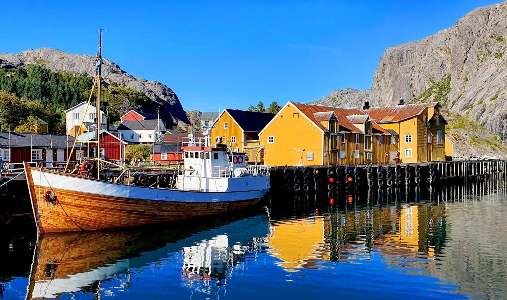 Garioud - Nadège - Le village de pêcheurs de Nusfjord, habitat coloré et bateau de pêche en bois en activité, Lofoten, Norvège - Senja, Vesterålen et Lofoten - 6