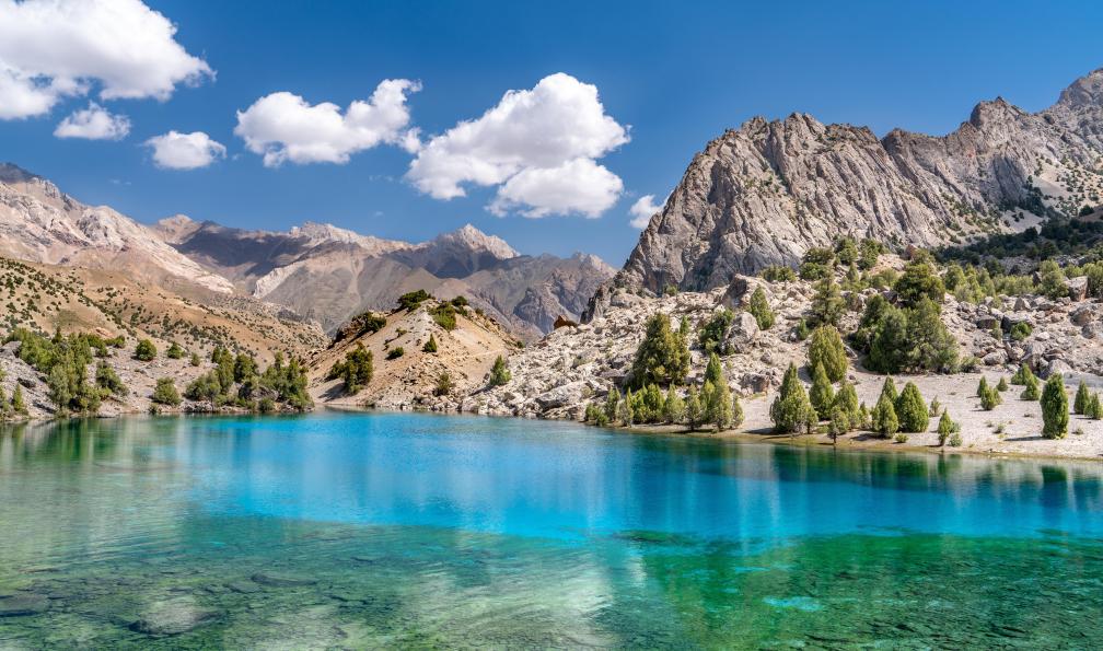 Aleksey - Adobe Stock - Le lac Alaudin dans les montagnes Fann au Tajikistan. - Trilogistan, la grande traversée d'Asie Centrale - 4