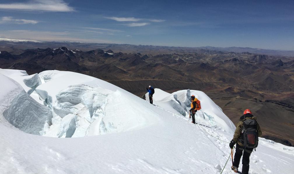 Mousqueton Suspendu à Une Ceinture Jaune Sur Fond Blanc Alpinisme Matériel  De Travail En Haute Altitude