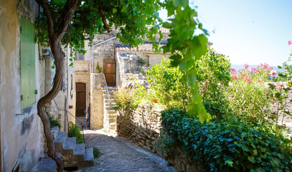 Schmidt - Irina  - Adobe Stock - Ruelle ombragée de la ville de Gordes, Lubéron, France - Luberon et la magie des ocres - 14