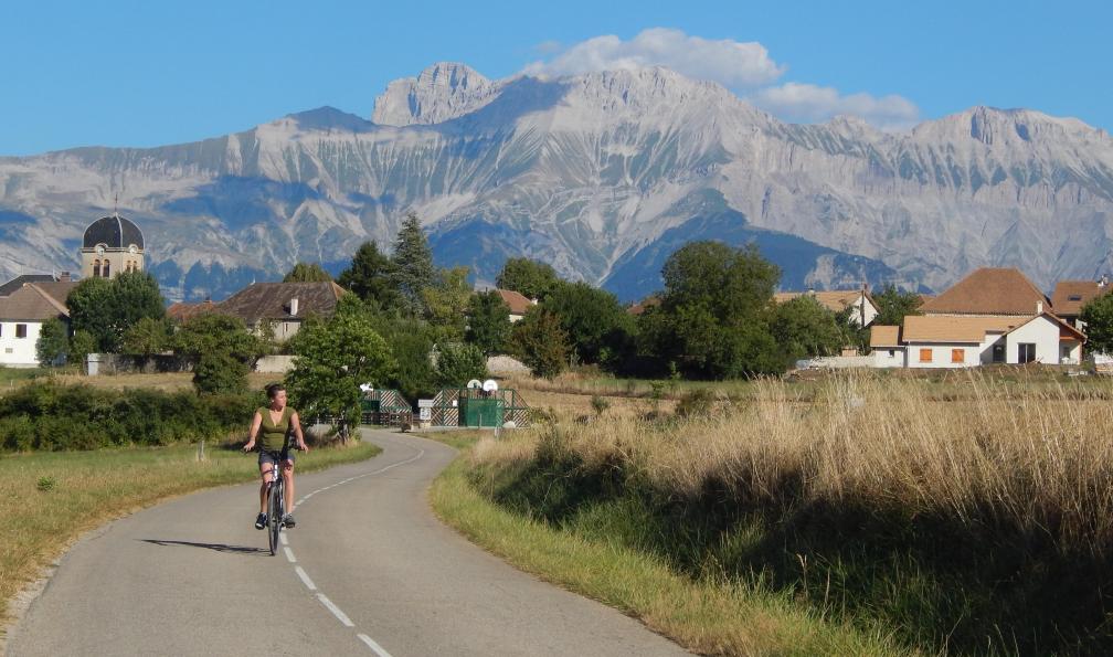 Cycliste près d'un village du Trièves, Obiou (Dévoluy) derrière, Alpes France. - Au pied du Vercors à vélo - 3