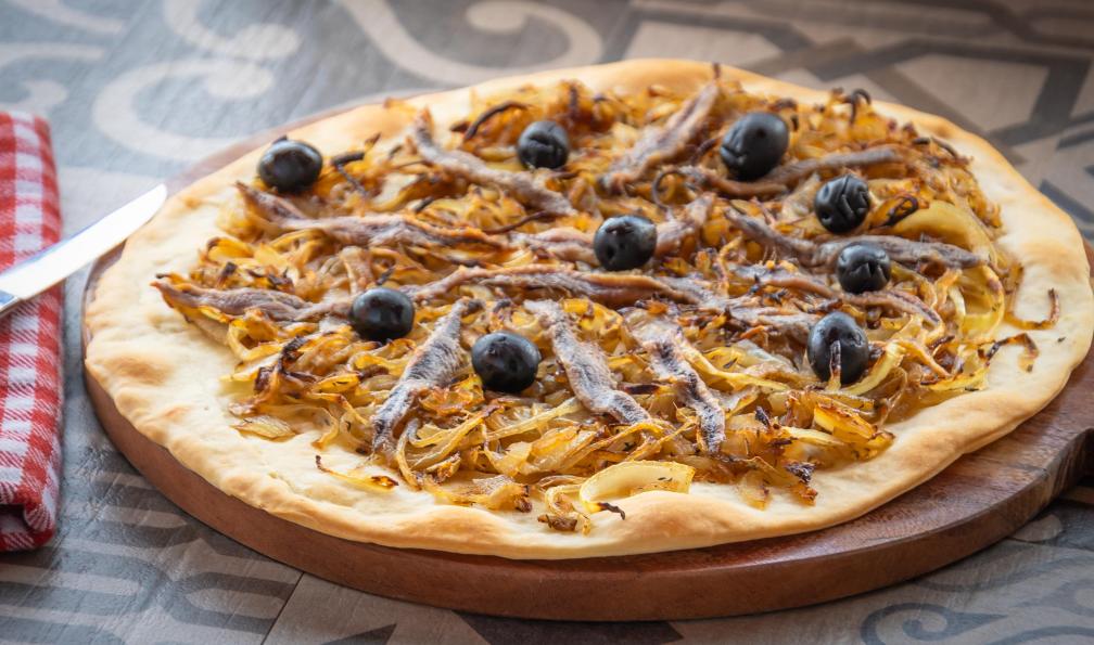 ALF photo - Adobe Stock - Tarte pissaladière aux oignons, anchois et olives, France - Découverte des Calanques de Marseille et Cassis - 6