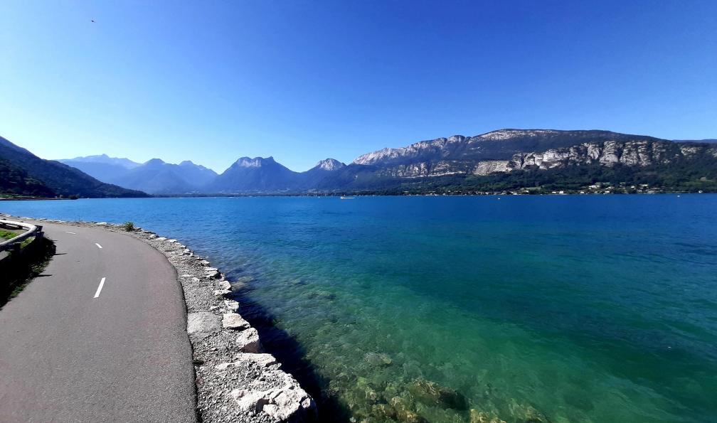 Antonin - Adobe stock - Voie cyclable le long du lac d'Annecy, Alpes, France - Du lac d'Annecy au lac du Bourget à vélo - 4