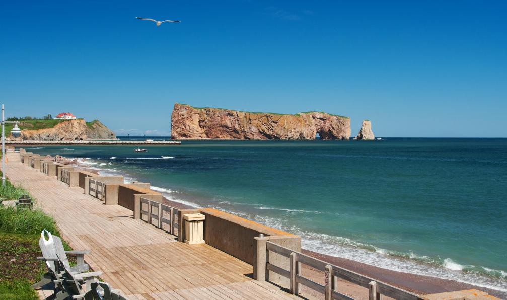 Howard - Adobe Stock - Le fameux roc Percé et sa promenade le long du golfe Saint-Laurent en Gaspésie au Canada. - Québec, la belle province - 6