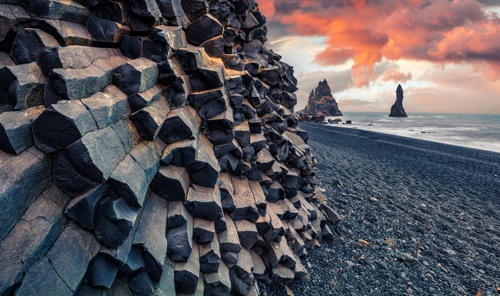 Mayovskyy - Andrew - Adobe stock - Coucher de soleil sur les falaises de Reynisdrangar, plage de sable noir en Islande - Concentré d'Islande, entre volcans et glaciers - 8