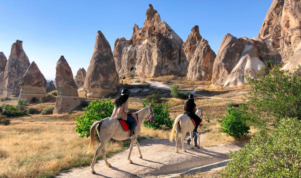emerald_media - Adobe stock - Cavaliers dans les reliefs des cheminées de fées e, Cappadoce,  dont le nom signifiait autrefois « pays des beaux chevaux », Turquie - La Cappadoce: mon royaume des fées - 6