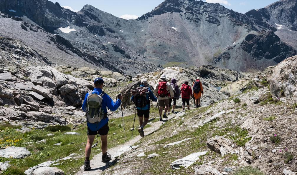 jkphoto69 - Adobe stock - Randonneurs sur un sentier de montagne, Alpes - Les 3000 du Queyras au Piémont - 7