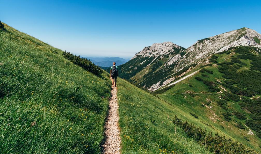Mi St - stock.adobe.com - Randonneur sur le chemin dans les Alpes juliennes avec la montagne Vogel en arrière-plan, Slovénie - Les incontournables de la Slovénie - 6