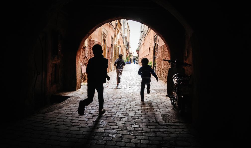Dennis - Adobe stock - Silhouettes d'enfants courant dans les ruelles de Marrakech, Maroc - Villages berbères et Océan - 10