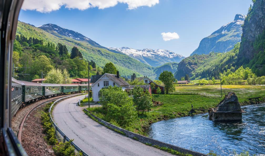 Wipark - Adobe stock - Flamsbana, célèbre ligne de train de montagne reliant Flam à Myrdal avec de magnifiques paysages le long du chemin, Norvège - Les plus beaux fjords de Norvège - 5
