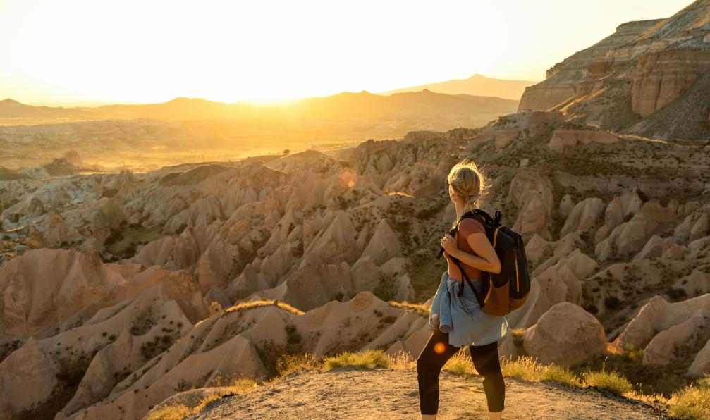22Imagesstudio - Adobe Stock - Jeune femme profitant du coucher de soleil dans la vallée de la Red Rose en Cappadoce, en Turquie - Cappadoce: sur les sentiers des Fées - 6