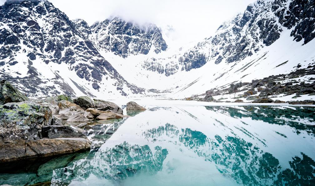 Kaák - Pavel - Adobe stock - Vues sur les Alpes de Lyngen enneigées, le lac Blavatnet dans le nord de la Norvège.
 - Découverte boréale des Alpes de Lyngen à Senja - 1