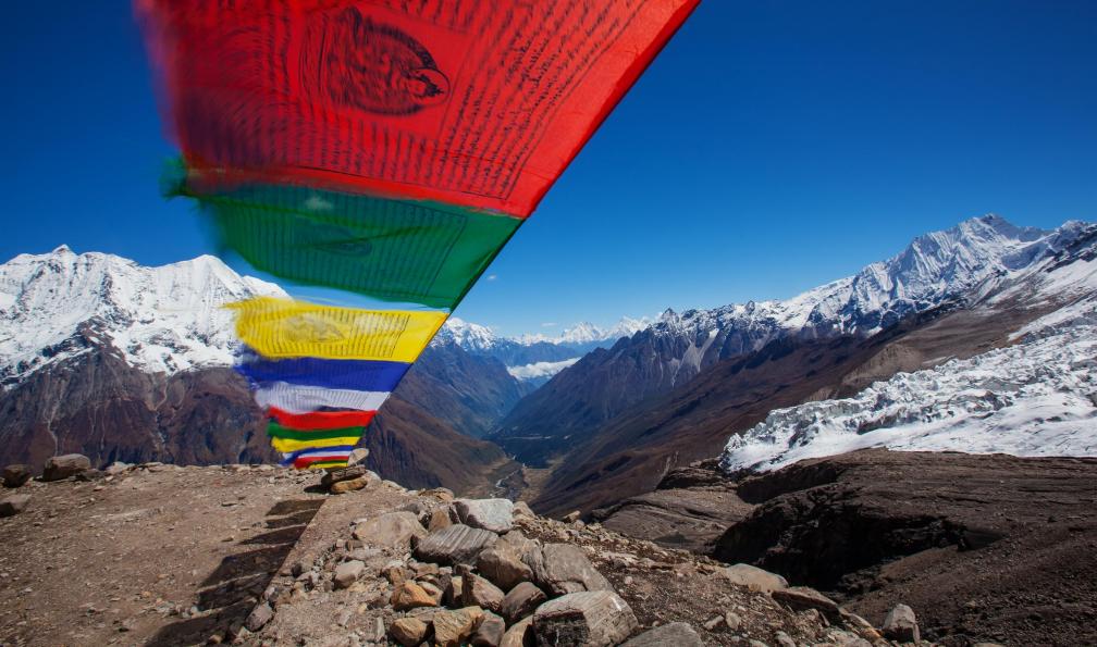 kapulya -  Istock -  Drapeau de prière bouddhiste dans la région du Manaslu;Népal - Le tour du Manaslu sur mesure - 6