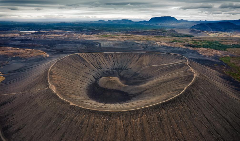 Mumemories - Adobe stock - Le grand cratère du volcan Hverfjall est le cône Tephra dans la région de Myvatn en Islande - L'Islande hors des sentiers battus - 5