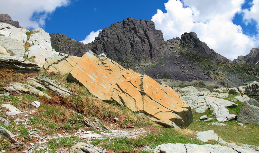 Gravures rupestres, vallée des Merveilles, parc du Mercantour, Alpes. - Le Mercantour en étoile depuis Casterino  - 1
