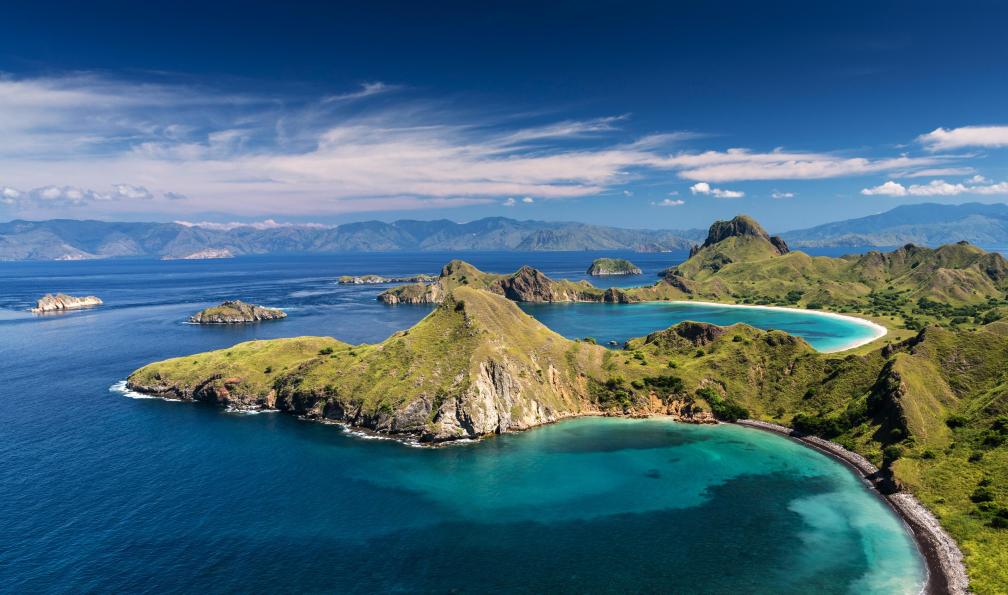 joakimbkk -  Istock -  anorama du parc National de Komodo à Flores island, Indonésie. - Sulawesi : aventure au bout du monde - 14