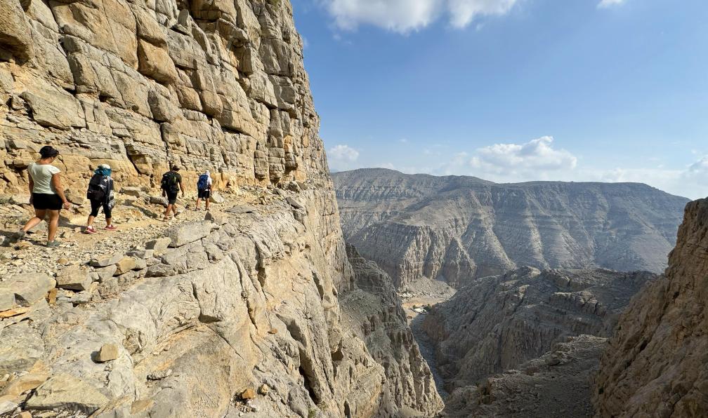 Gramusset - Maureen - Randonneurs dans les vertigineuses parois de Wadi Quadah, Oman - Trek et kayak au Musandam - 14