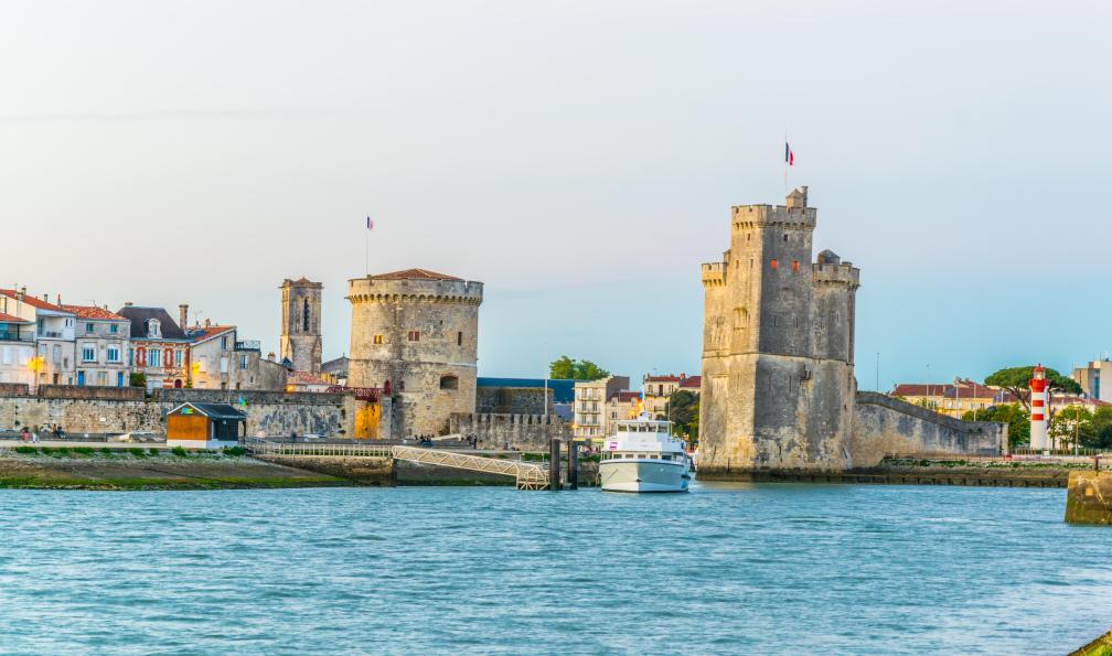 trabantos -  Istock -  Coucher de soleil vue du Port de La rochelle gardé par la tour de la chaîne et tour Saint-Nicolas;France - La Vélodyssée à la carte - 14
