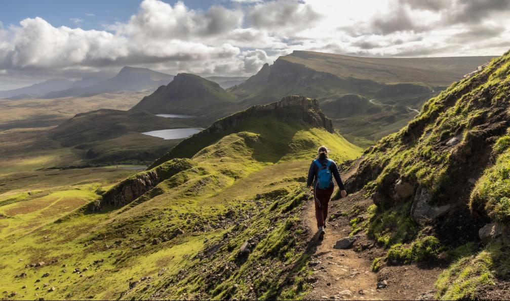 Lunghammer - Adobe stock - Randonneuse suivant le sentier de Quiraing, formation géologique sur lîle de Skye, Ecosse  - Ecosse sauvage : des Highlands à l'île de Skye - 4