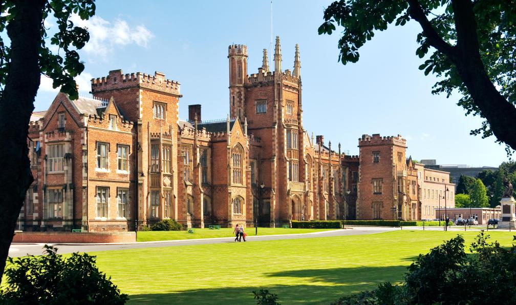 Matthew - David - Adobe Stock - Vue sur la superbe université Queen's de Belfast en Irlande - Donegal & Irlande du nord à votre rythme - 10