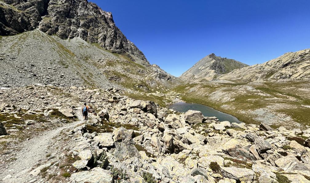 Ravaine - Caroline - Randonneur à l'approche du refuge Quintino Sella sur le tour du Viso, Alpes, Italie - Tour du Viso 4 jours - 9
