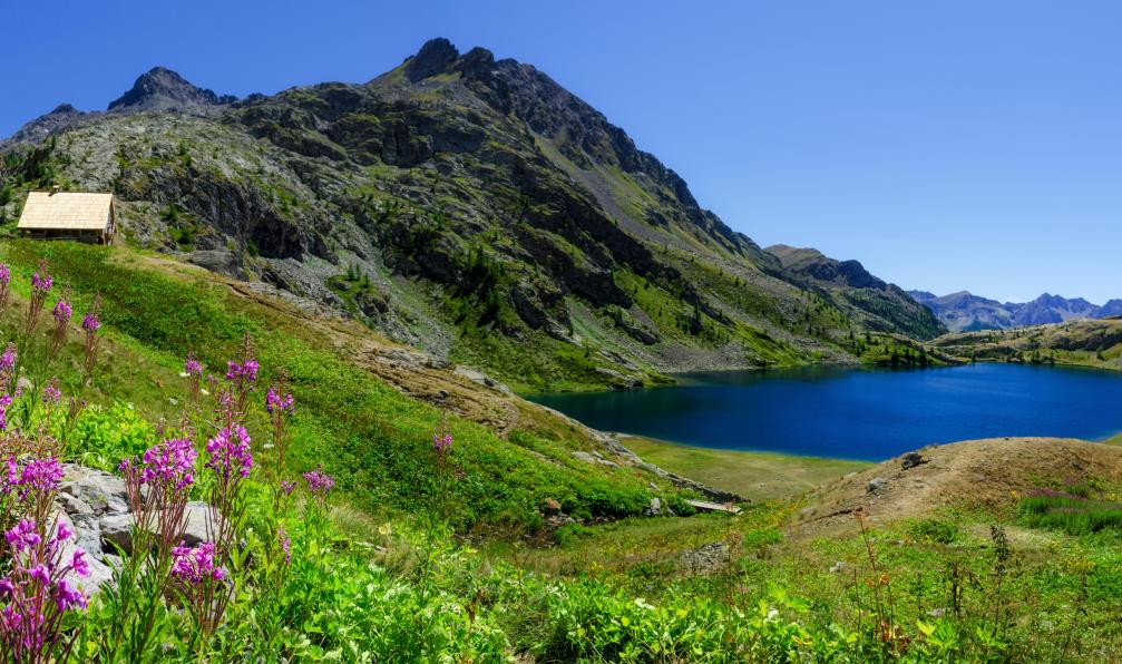 cristianoalessandro -  Istock -  Le Lac Superieur de Vens ainsi que le refuge de Vens sur le côté du lac;France - Dolce Mercantour : de lacs en lacs - 7
