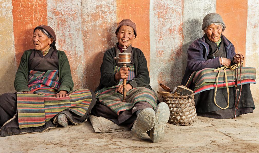 Bartosz -  Hadyniak -  Istock -  Trois vielles femmes népalaise prient;Népales - Le tour des Annapurnas - 1