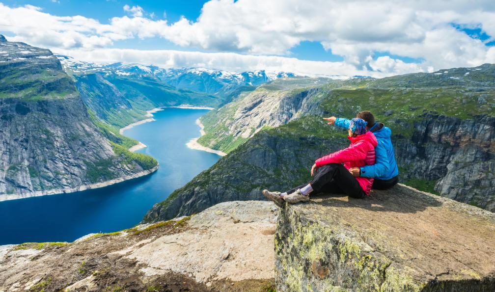 Kotangens - Adobe stock - Couple de randonneur assit au sommet de Trolltunga, Norvège - Les fjords du Sud - 3