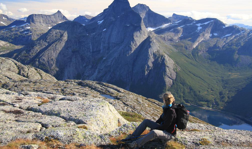 Fijalkowski  - Pierre - Randonneuse admirant la vue des sommet de Norvège;Norvège - Kayak et rando dans les fjords norvégiens - 4