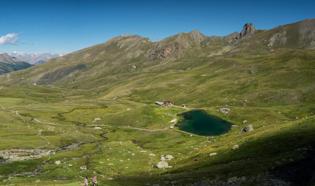 187309506 - Adobe stock -  lac Foréant dominé par la Crête de la Taillante vue du col Vieux sur le GR58 Tour du Queyras;France - Le grand tour du Queyras en 7 jours - 5