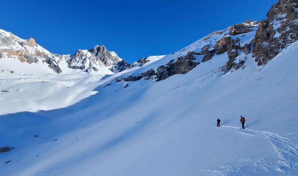 Pellequier - Lucie - Skieurs sous la Pointe de Bellecote dans les Alpes Maurienne en France. - Les 3000 de haute Maurienne à skis - 9