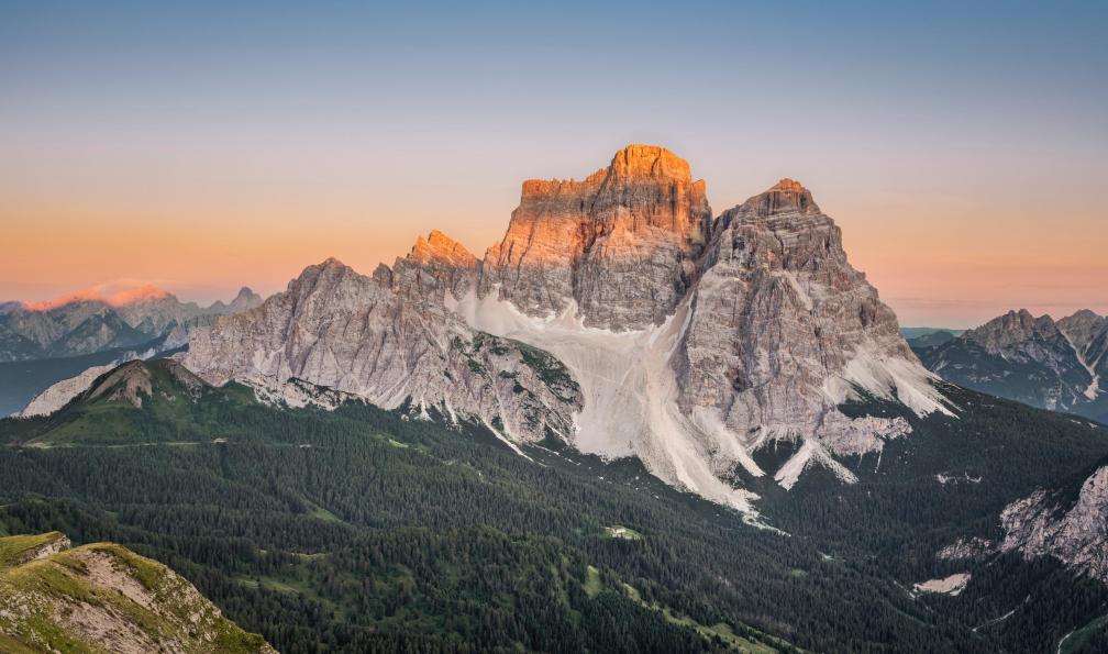 macroby - Adobe stock - Monte Pelmo au coucher du soleil, Dolomites, Alpes, Italie - L'intégrale de l'Alta Via delle Dolomiti n°1 - 6