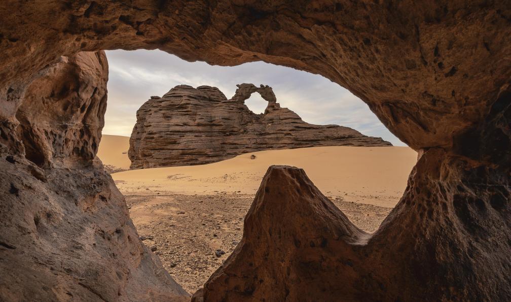 Mohammed Layati -  Istock -  Dans la caverne au désert de tassili, Algérie, AFrique - Sables et canyons des Ajjers - 1