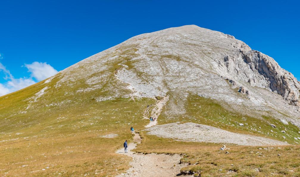 Takashi Images - Adobe Stock - Randonneurs au Mont Vihren, massif du Pirin, Bulgarie. - Sommets bulgares - 3
