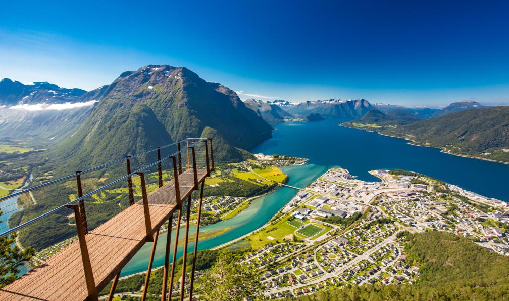 Valigursky - Martin - Adobe Stock - Vue sur les montagnes et les fjords, Rampestreken à Andalsnes, Norvège - Randonnées au coeur des fjords - 2