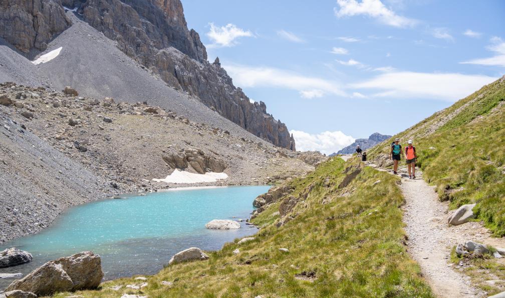 Adobe stock - Randonneurs sur le sentier bordant le lac des Mines, vallée de l'Ubaye, Alpes, France - Insolite Ubaye - 1