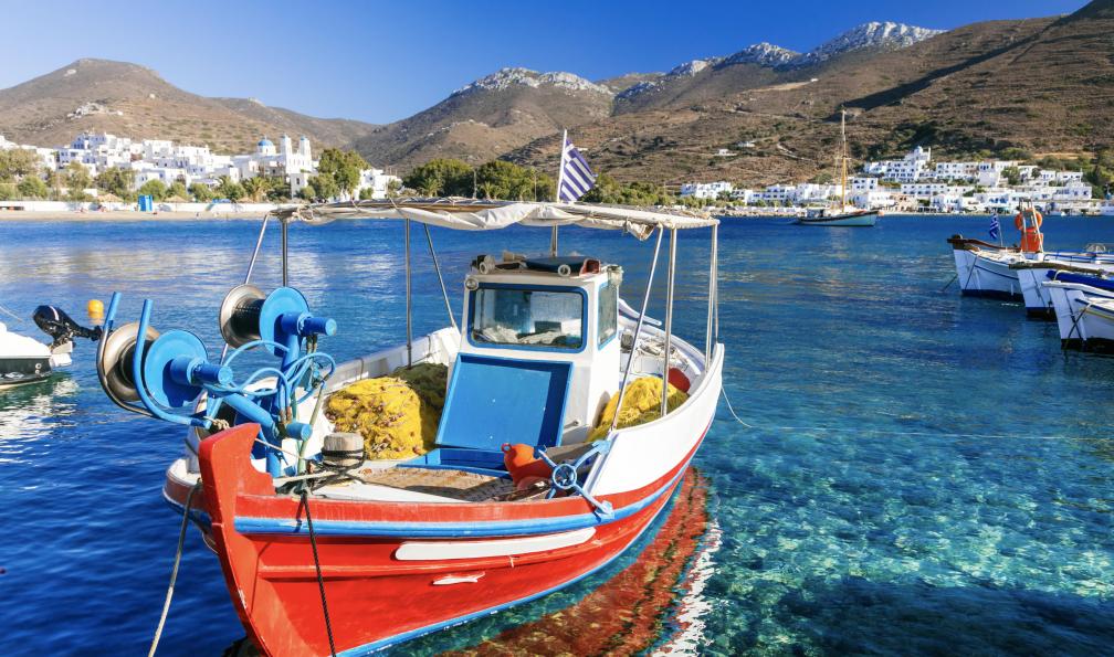 Freeartist -  Istock -  Bateaux de pêche traditionnelle dans le port de Katapola, lîle dAmorgos, Grèce - Le Grand Tour des Cyclades - 3